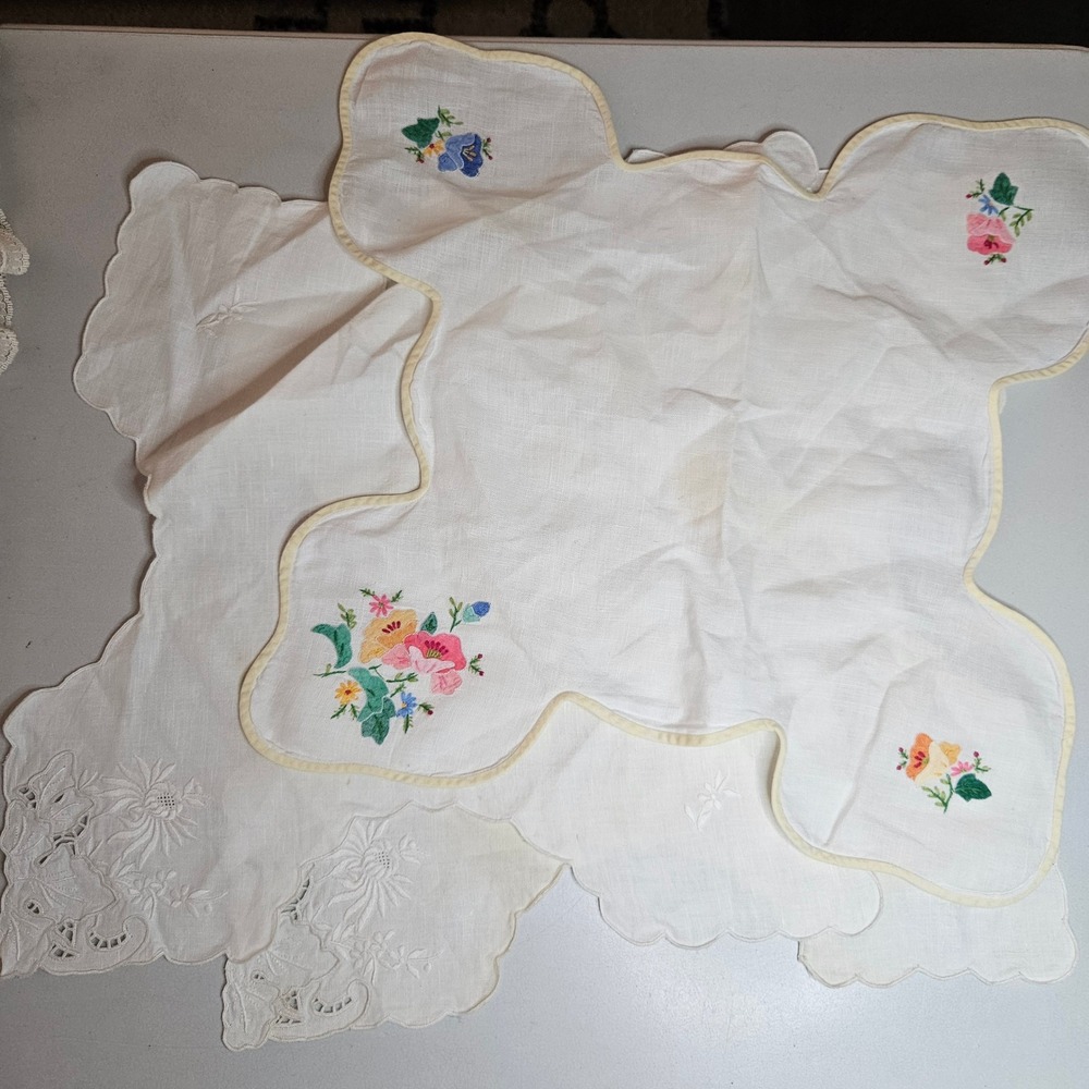 Vtg Hand Embroidered Napkins Basket Liners‎ Set 3 Floral Cutwork Lace Scalloped